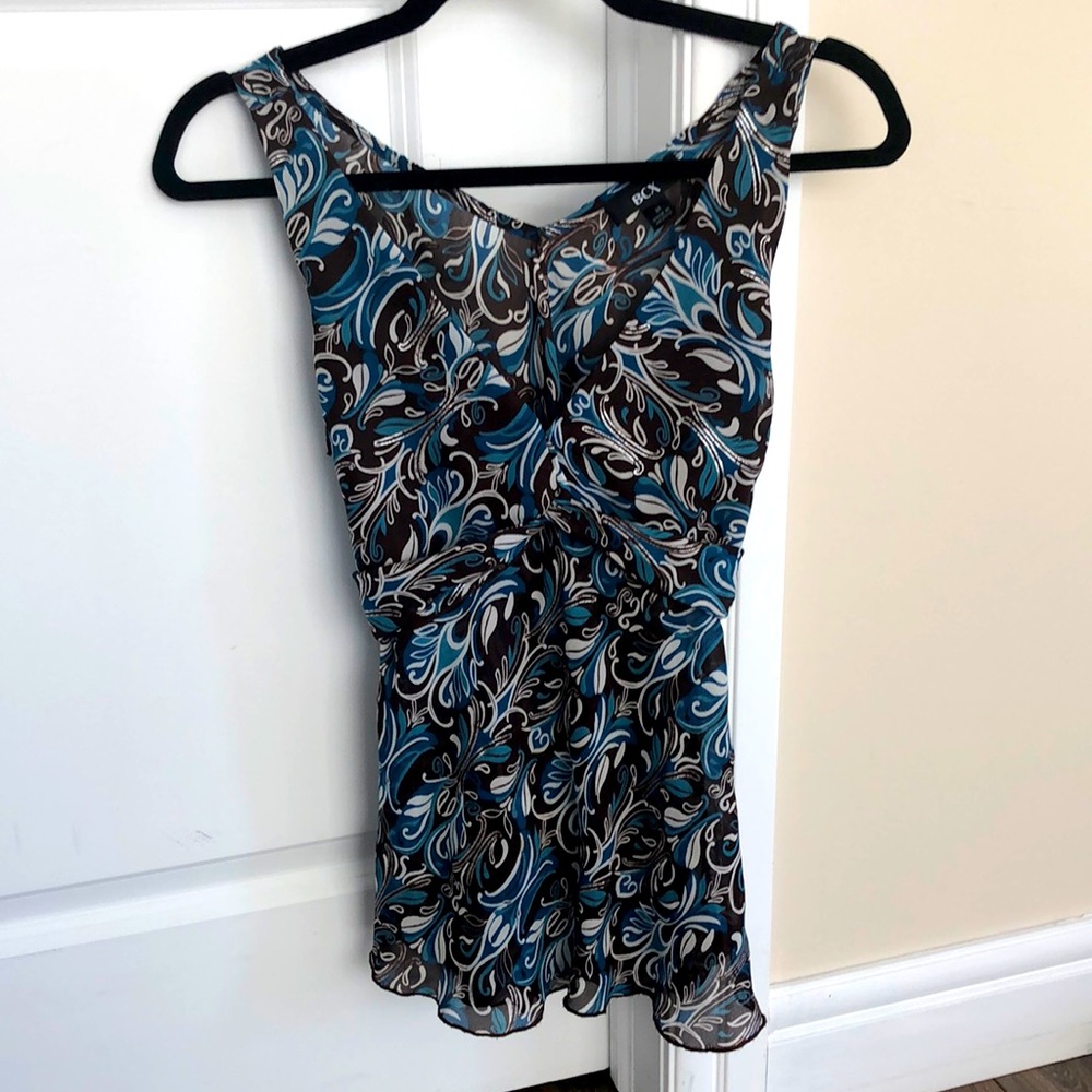 V-Neck sleeveless top with tie-back